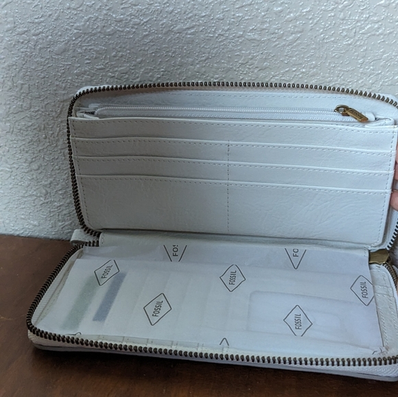 Fossil Liza zip around clutch NWT - Picture 4 of 5